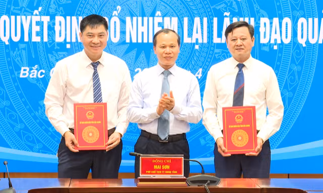 Phó Chủ tịch Thường trực UBND tỉnh Bắc Giang Mai Sơn trao quyết định bổ nhiệm lại.