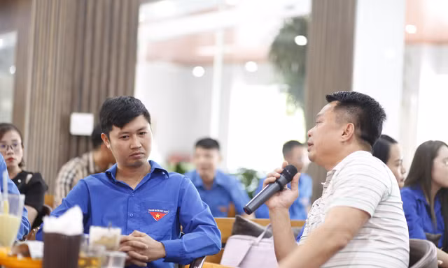 Một thanh niên đang khởi nghiệp trao đổi cùng chủ doanh nghiệp tại chương trình. Ảnh Nguyễn Thắng.