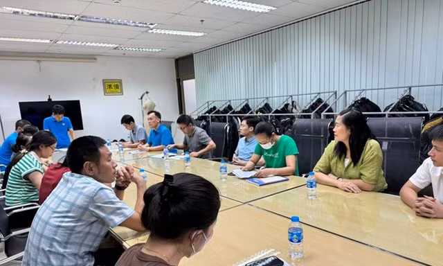 Cơ quan chức năng và Công ty TNHH KD Sports Việt Nam làm việc giải quyết việc công nhân ngừng việc.