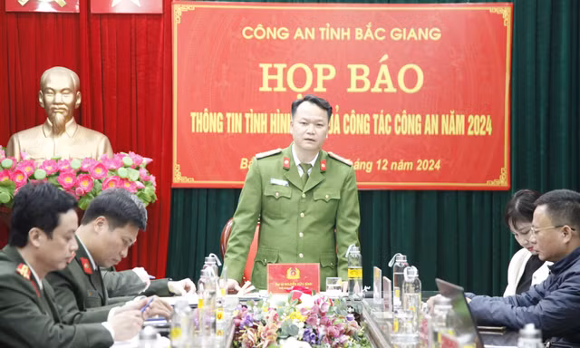 Đại tá Nguyễn Hữu Bình - Phó Giám đốc Công an tỉnh Bắc Giang chủ trì họp báo. Ảnh: Nguyễn Thắng