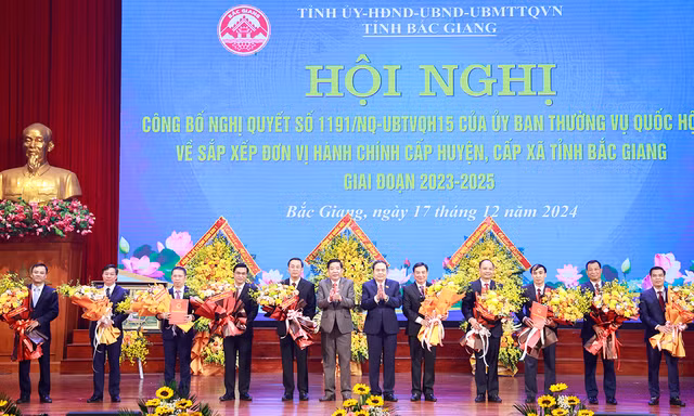 Lãnh đạo chủ chốt thành phố Bắc Giang, thị xã Chũ và huyện Lục Ngạn theo đề án nhận hoa chúc mừng tại hội nghị công bố sắp xếp đơn vị hành chính tỉnh Bắc Giang.