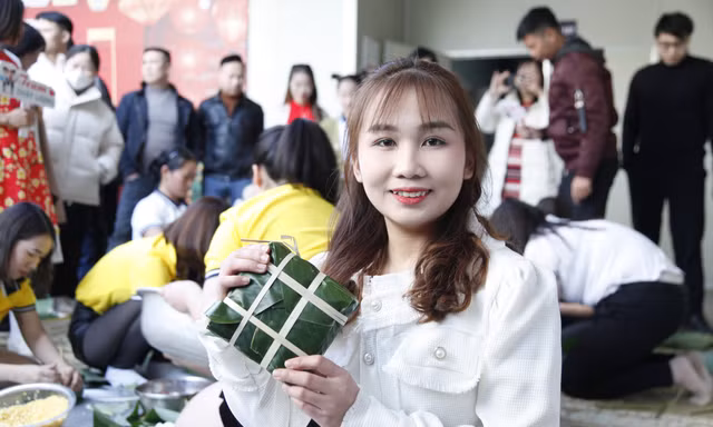 Công nhân hào hứng tham gia thi gói bánh chưng. Ảnh: Nguyễn Thắng