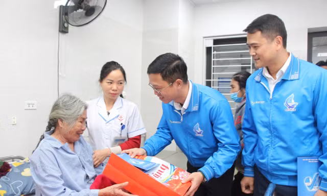 Lãnh đạo Tỉnh Đoàn và Hội LHTN tỉnh Bắc Giang tặng quà bệnh nhân.
