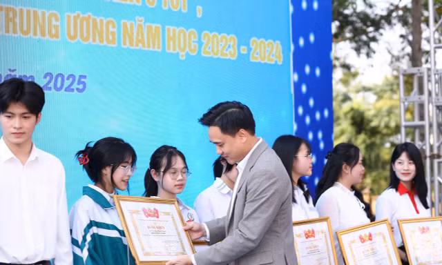 Bí thư Tỉnh Đoàn Bắc Ninh Trần Văn Đăng khen thưởng sinh viên, học sinh.
