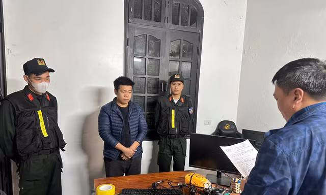 Cơ quan Công an bắt giữ đối tượng Tiến (ở giữa).