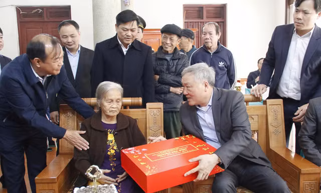 Phó Thủ tướng Thường trực Chính phủ Nguyễn Hòa Bình tặng quà gia đình bà Nguyễn Thị Quyết ở tổ dân phố Đống 1, thị trấn Kép.