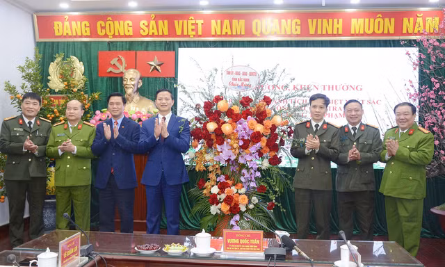 Chủ tịch Bắc Ninh khen thưởng Công an tỉnh.