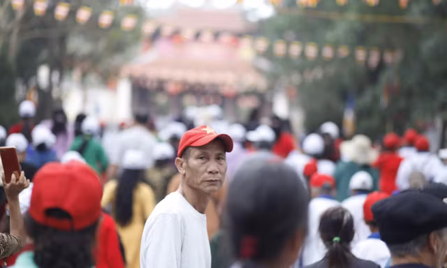 Từ đầu giờ sáng 21/2 (ngày 12 tháng Giếng), đông đảo người dân trong và ngoài tỉnh Bắc Ninh đến hội Lim. Ảnh: Nguyễn Thắng.