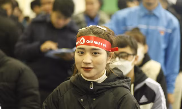 Các bạn trẻ hồ hở tham gia Chủ Nhật Đỏ. Ảnh: Nguyễn Thắng
