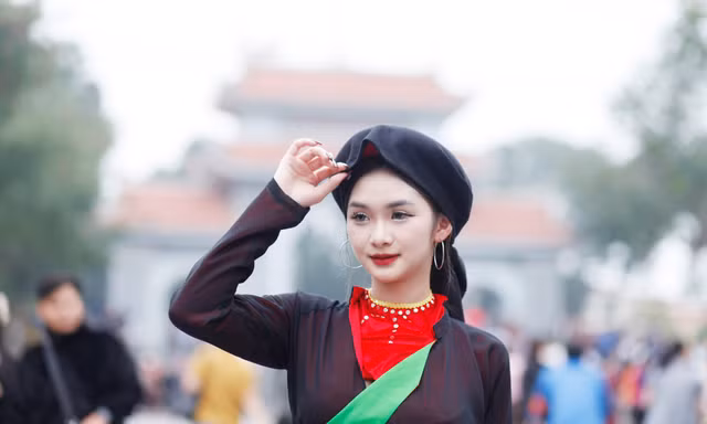 Một chị hai quan họ đi trẩy hội Lim (thị trấn Lim, huyện Tiên Du, Bắc Ninh). Ảnh: Nguyễn Thắng