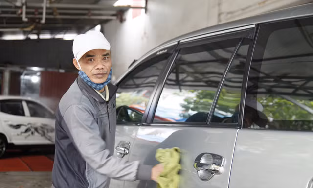 Nhân viên tại nhiều cửa hàng rửa xe ô tô ở thành phố Bắc Giang luôn bận rộn với công việc vào ngày 29 Tết. Ảnh: Nguyễn Thắng.