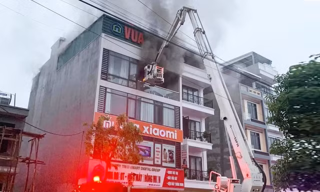 Lực lượng chức năng triển khai phương tiện dập đám cháy.