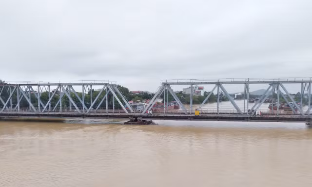 Nước lũ dâng cao sát cầu sắt cũ bắc qua sông Thương thuộc địa phận tỉnh Bắc Giang. Ảnh: Nguyễn Thắng