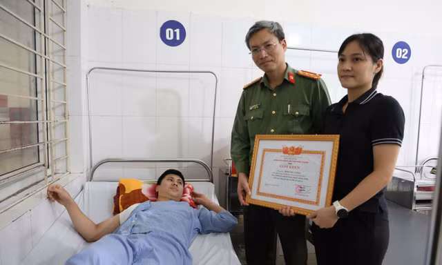 Đại tá Nguyễn Quốc Toản - Giám đốc Công an tỉnh Bắc Giang thăm, biểu dương và trao tặng giấy khen cho Thượng úy Đinh Văn Cường.