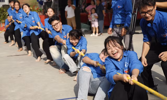 Đoàn viên tham gia chơi kéo co tại ngày hội thanh thiếu niên công giáo. Ảnh: Nguyễn Thắng