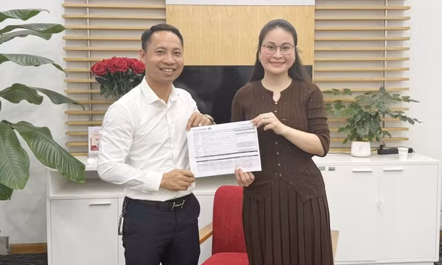 Anh Phạm Văn Xuân trao lại 7 tỷ đồng chuyển nhầm cho Công ty cổ phần tập đoàn Sơn Phúc.