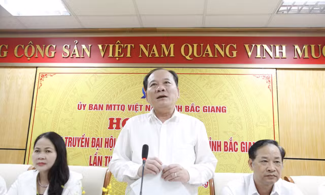 Ông Trần Công Thắng (ở giữa) - Ủy viên Ban Thường vụ Tỉnh ủy Bắc Giang có đơn xin nghỉ hưu trước tuổi. Ảnh: Nguyễn Thắng