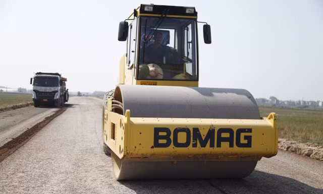 Thi công đường dẫn kết nối cầu Hà Bắc 2. Ảnh: Nguyễn Thắng