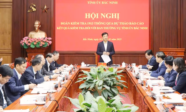 Ủy viên Bộ Chính trị, Bí thư Trung ương Đảng, Chủ nhiệm Ủy ban Kiểm tra Trung ương Nguyễn Duy Ngọc chủ trì hội nghị.