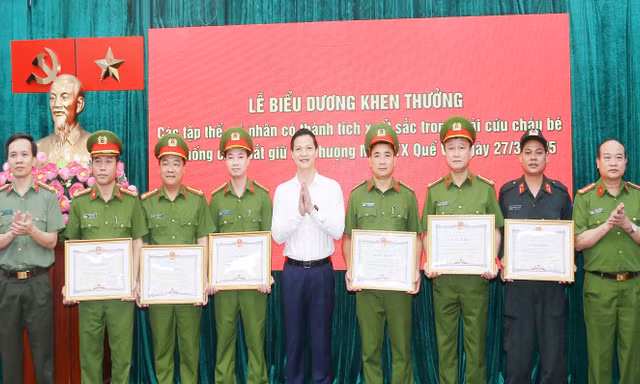 Chủ tịch UBND tỉnh Bắc Ninh khen thưởng Công an giải cứu bé gái bị bắt làm con tin.