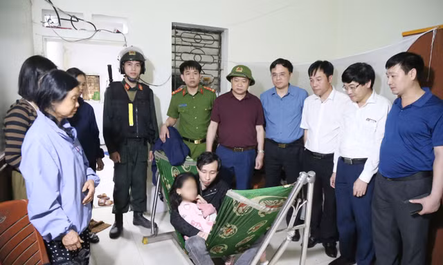 Cơ quan chức năng đến thăm hỏi, động viên cháu T và gia đình. Ảnh Công an tỉnh Bắc Ninh.