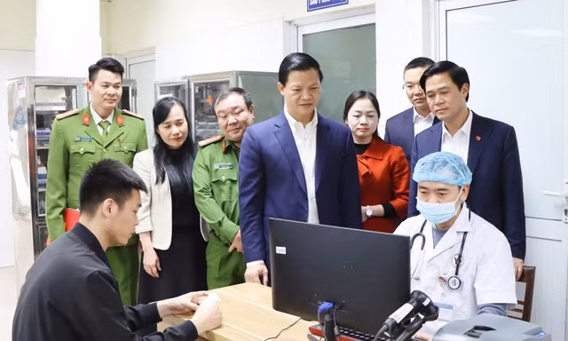 Lãnh đạo tỉnh Bắc Ninh thăm mô hình bệnh viện không giấy tờ tại Trung tâm Y tế huyện Yên Phong.