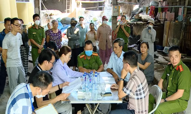 Cơ quan chức năng tỉnh Bắc Ninh kiểm tra cơ sở sản xuất giấy ở phường Phong Khê.