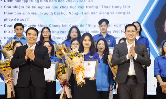 Lãnh đạo Tỉnh Đoàn và Ban Dân vận tỉnh Bắc Giang trao danh hiệu sinh viên 5 tốt. Ảnh: Nguyễn Thắng.