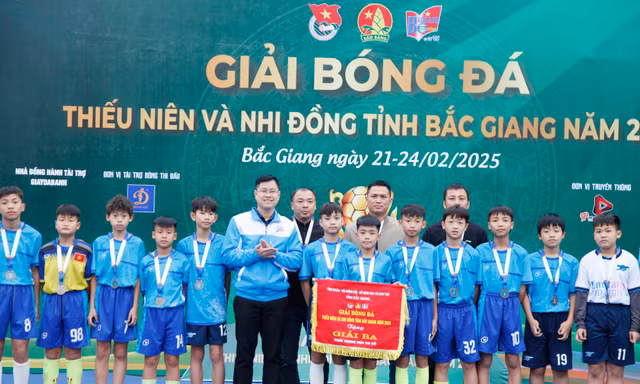 Phó Bí thư Tỉnh Đoàn Bắc Giang Giáp Xuân Cảnh trao giải cho đội bóng. Ảnh: Nguyễn Thắng
