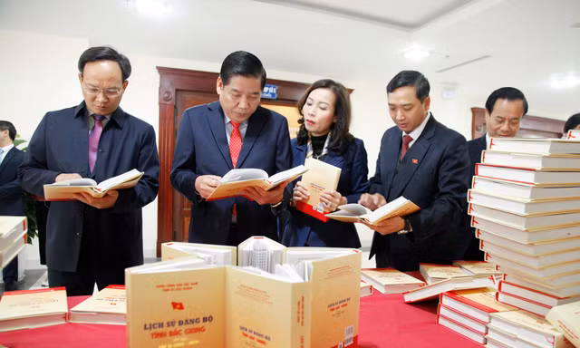 Lãnh đạo Tỉnh ủy và UBND tỉnh Bắc Giang dự ra mắt cuốn sách Lịch sử Đảng bộ tỉnh Bắc Giang, tập III (2005-2020). Ảnh: Nguyễn Thắng