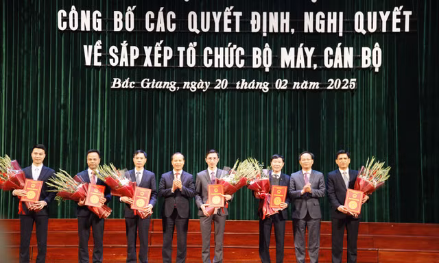 Lãnh đạo UBND tỉnh Bắc Giang tặng hoa chúc mừng lãnh đạo Sở Xây dựng. Ảnh: Nguyễn Thắng.