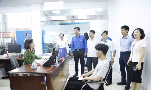 Đoàn viên, thanh niên Công an tỉnh Bắc Ninh hỗ trợ người dân giải quyết thủ tục hành chính. Ảnh: Nguyễn Thắng