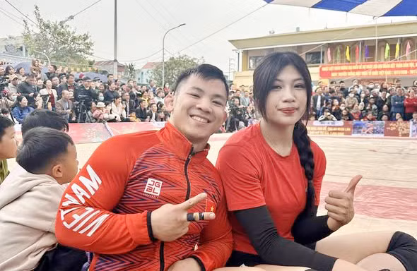 Theo tìm hiểu của PV Tiền Phong, nữ đô vật Anh Thơ có chiều cao hơn 1,7m và thi đấu vật ở một số hội làng tại tỉnh Bắc Ninh. 