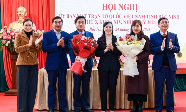 Ông Nguyễn Nhân Chinh (thứ 3 bên trái) nhận hoa chúc mừng của lãnh đạo Mặt trận Tổ quốc tỉnh Bắc Ninh.