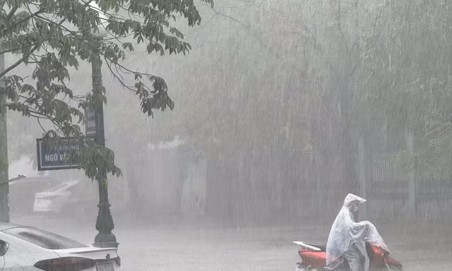 Nhiều tuyến đường ở thành phố Bắc Giang ngập sâu trong nước mưa.
