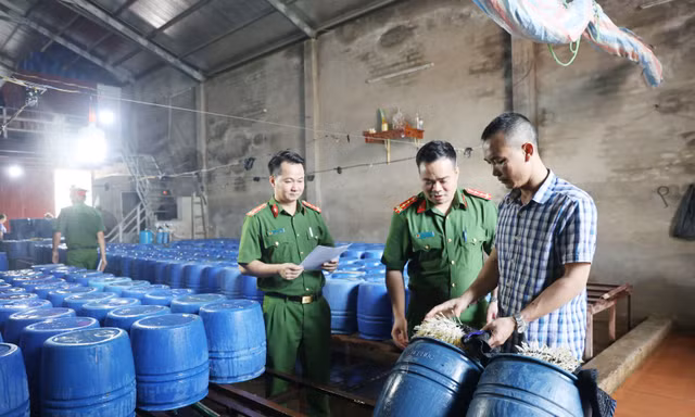 Cơ quan Công an kiểm tra cơ sở sản xuất giá đỗ của Tân.