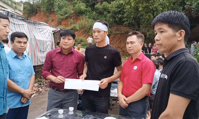 Đại diện Hội Chữ thập đỏ tỉnh Bắc Giang thăm hỏi, hỗ trợ kính phí gia đình nạn nhân vụ nổ lò hơi ở tỉnh Đồng Nai.