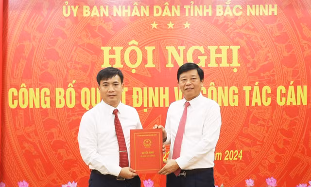 Phó Chủ tịch UBND tỉnh Bắc Ninh Ngô Tân Phượng trao quyết định ông Thọ.