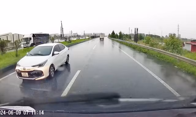 Tài xế xe ô tô con đi ngược chiều cao tốc Hà Nội - Bắc Giang.