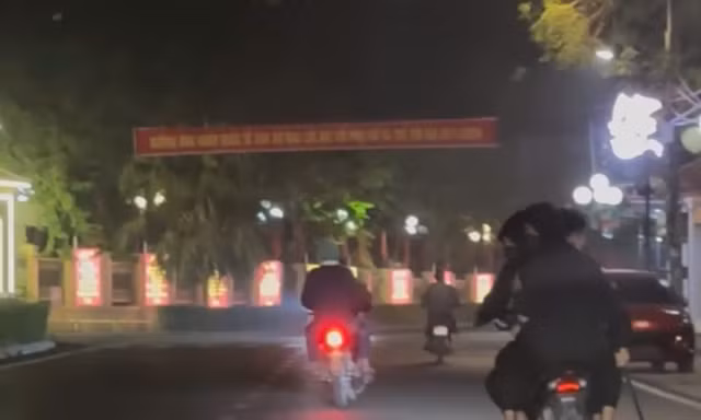 Nhóm thanh niên mang theo kiếm chém người đi đường.