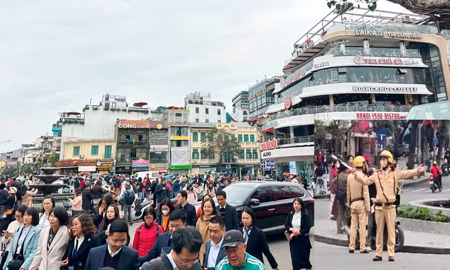 Quây rào cấm người, xe qua lại khu vực tòa nhà Hàm cá mập từ 7/4