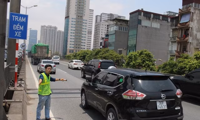 Chốt đếm xe trên đường Vành đai 3 trên cao - Ảnh: Trọng Đảng