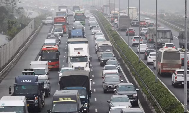 Ùn tắc kéo dài, cao tốc Pháp Vân - Cầu Giẽ 'xả' trạm thu phí