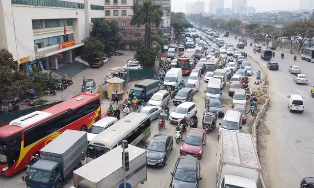 Ùn tắc tại công trình hầm chui Giải Phóng - Kim Đồng từ sáng đến trưa 