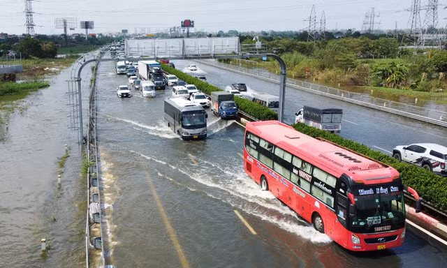 Dùng bao tải cát ngăn ngập trên cao tốc Pháp Vân - Cầu Giẽ
