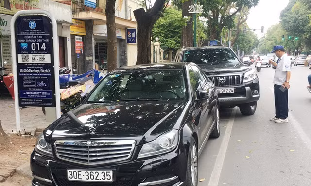 Trông xe theo hình thức iParking trên tuyến phố Trần Hưng Đạo. Ảnh: Anh Trọng