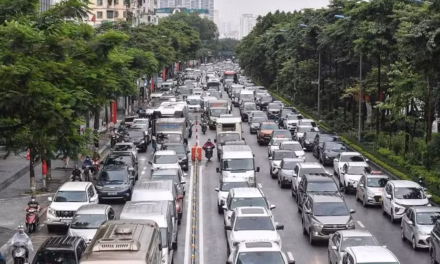 Điều chỉnh thời gian phân làn xe trên đường Phạm Văn Đồng 
