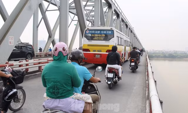 Cho phép ô tô 16 chỗ trung chuyển khách được qua cầu Chương Dương