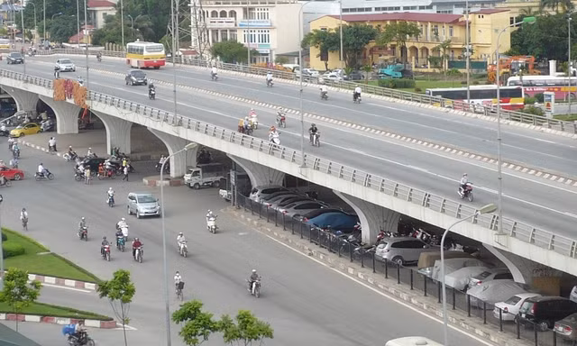 Hình ảnh trái ngược tại các gầm cầu cạn Hà Nội