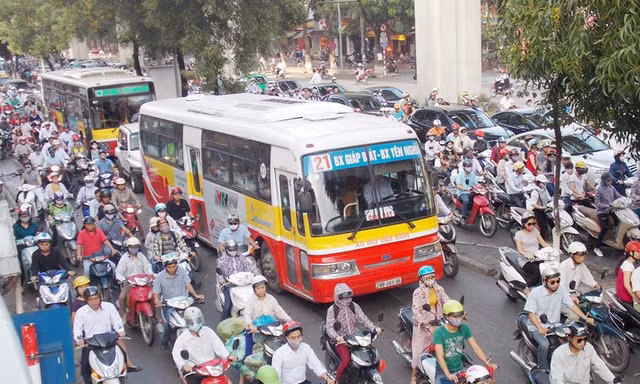 Hà Nội cấm xe máy cũ, ô tô, xe buýt chạy dầu trong vùng phát thải thấp